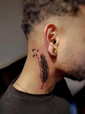 Tatouage plume Sur le coté du cou avec quatre oiseaux